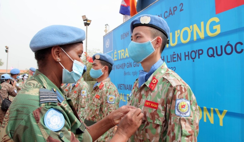 Vietnamese doctors receive UN Peacekeeping Medal